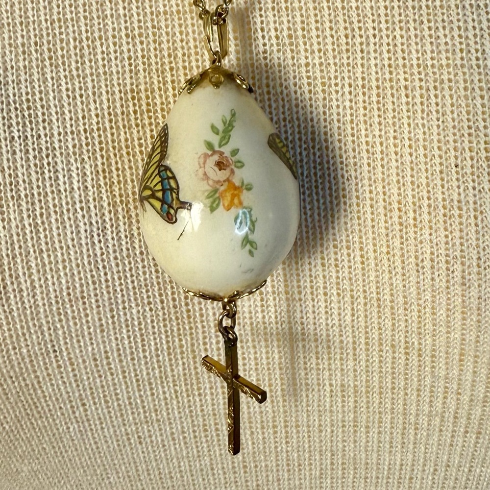 Vintage Hand Painted Quail Egg Pendant Butterfly Necklace Finished With Cross - Picture 6 of 6